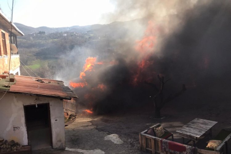 Traktörde çıkan yangın eve sıçradı