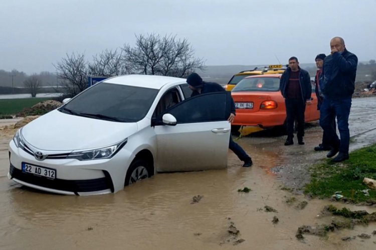 Edirne'de şiddetli yağış sonrası araçlar mahsur kaldı