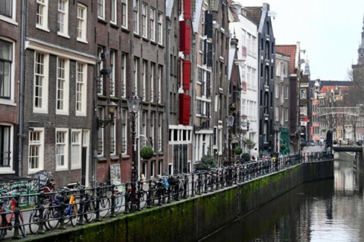 Hollanda'da kısıtlamalar uzatıldı