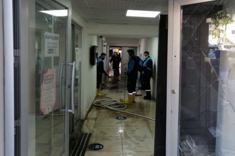 İstinat duvarı yıkıldı, belediye binasını su bastı