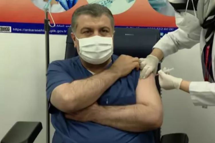 Bakan Koca canlı yayında aşı oldu!