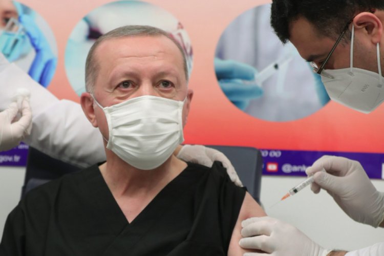 Cumhurbaşkanı Erdoğan'a aşı vuran doktor sosyal medyada gündem oldu