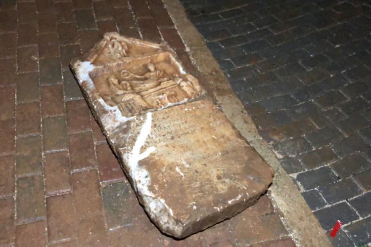 Bursa'da bahçelerinden 2 bin yıllık tarihi eser çıkan site sakinleri: 'Çok mutlu olduk'