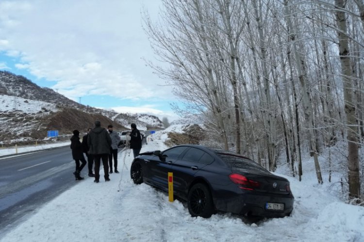 Buzlanma nedeniyle aynı yerde 3 araç yoldan çıktı