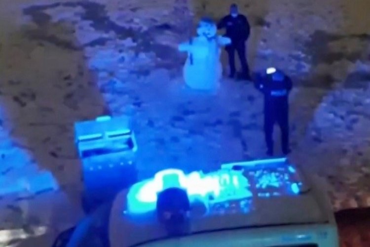 Bursa'da minibüse kar tropu atan gençler çil yavrusu gibi dağıldı
