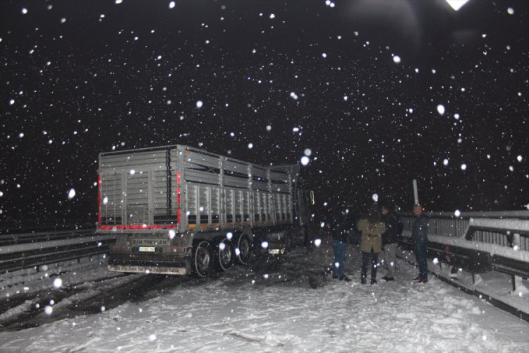 Bursa'da kar yağışı, ulaşımda aksamalara neden oldu