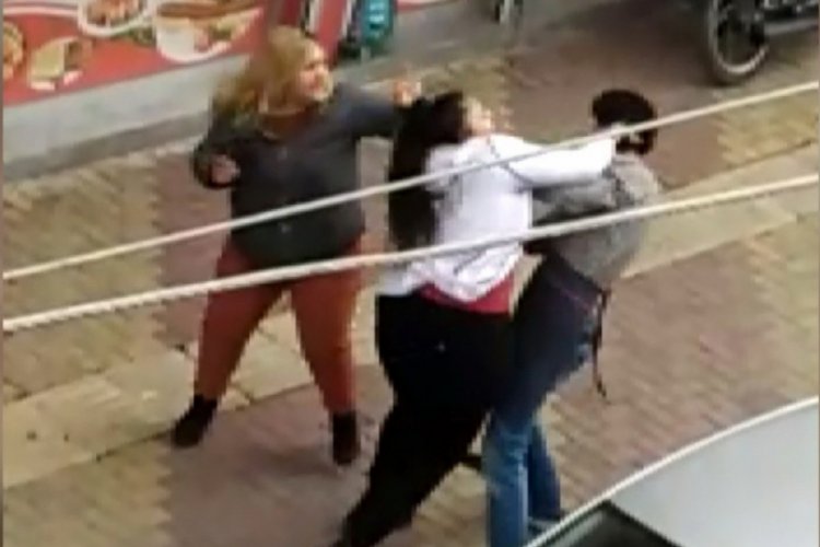Telefon numaralarını isteyen genci evire çevire dövdüler