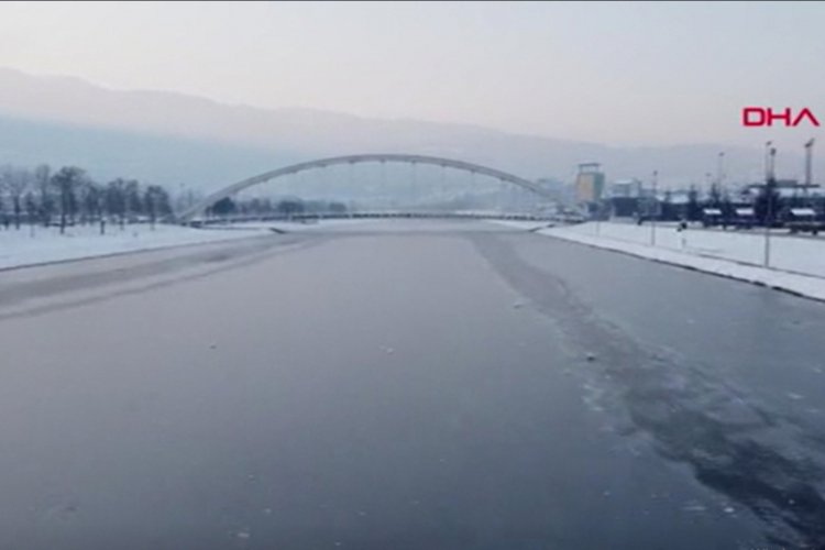 Bursa'da Nilüfer Çayı buz tuttu, vatandaşlar üzerinde yürüdü