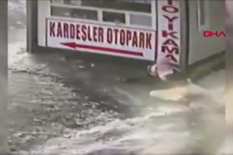 Bursa'da buzlu yolda düşen baba kızını böyle kurtardı