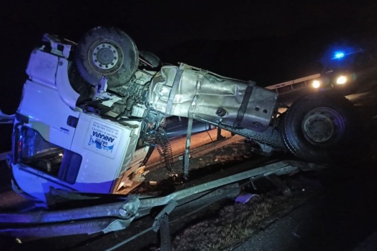 Kırıkkale'de çekici takla attı
