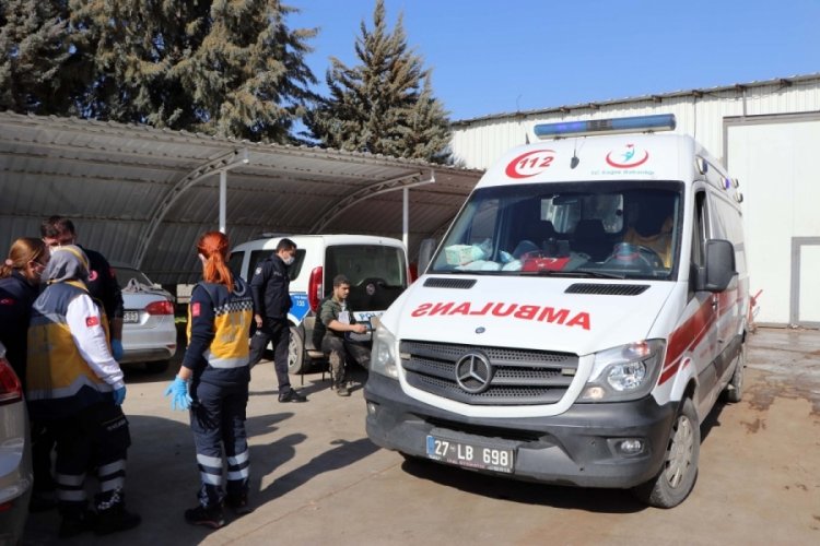 Fabrikada çıkan yangında 12 işçi dumandan etkilendi