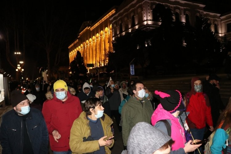 Gürcistan'da kısıtlamalar protesto edildi