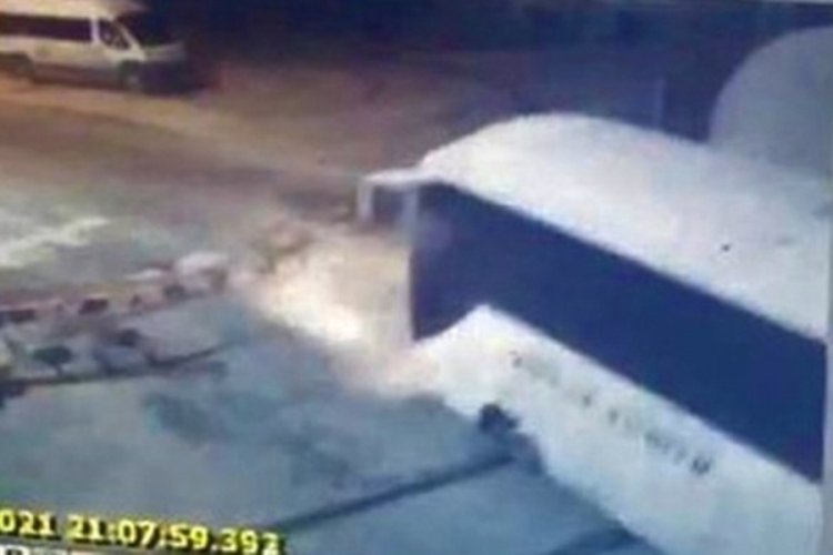 Manevra treni geçit kapalıyken raylardan geçmek isteyen işçi servisine çarptı