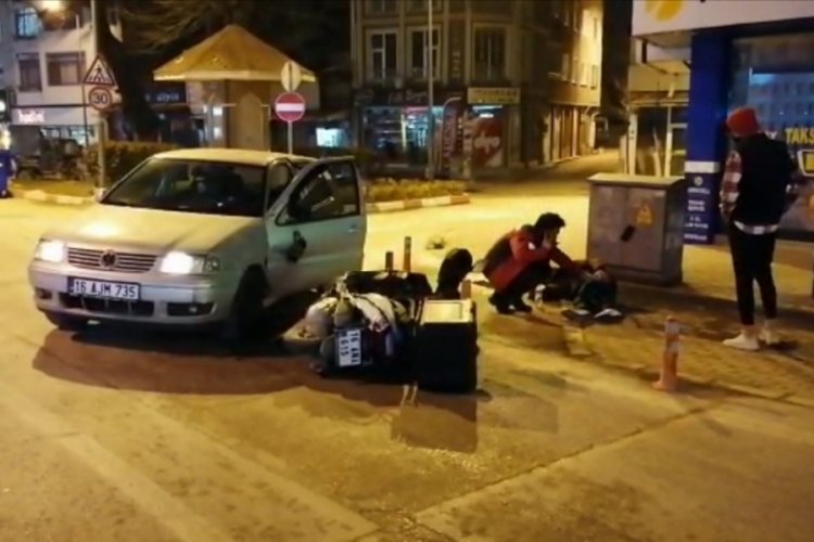Bursa'da otomobille çarpışan motosikletli kurye metrelerce sürüklendi!