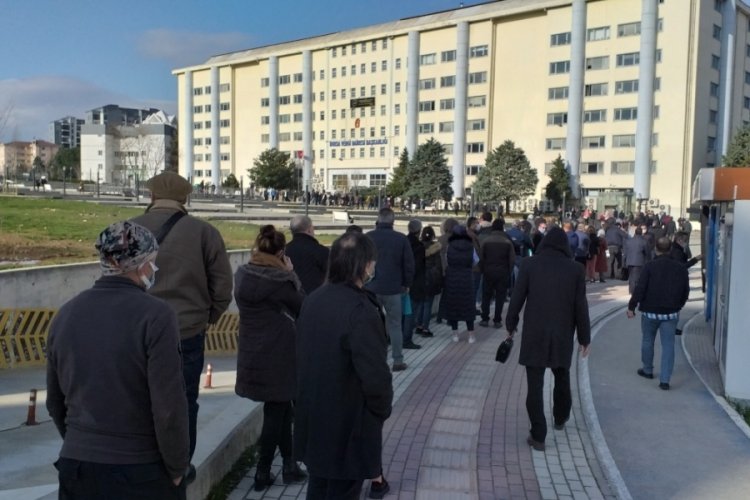 Bursa'da yapılandırma için oluşan kuyruğun başı sonu görünmüyor