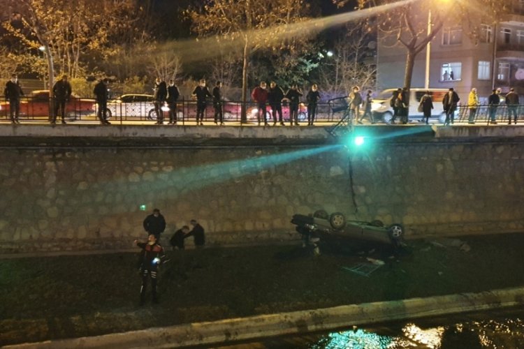 Dereye uçan otomobili izlemek isteyen vatandaşlar sosyal mesafeyi unuttu