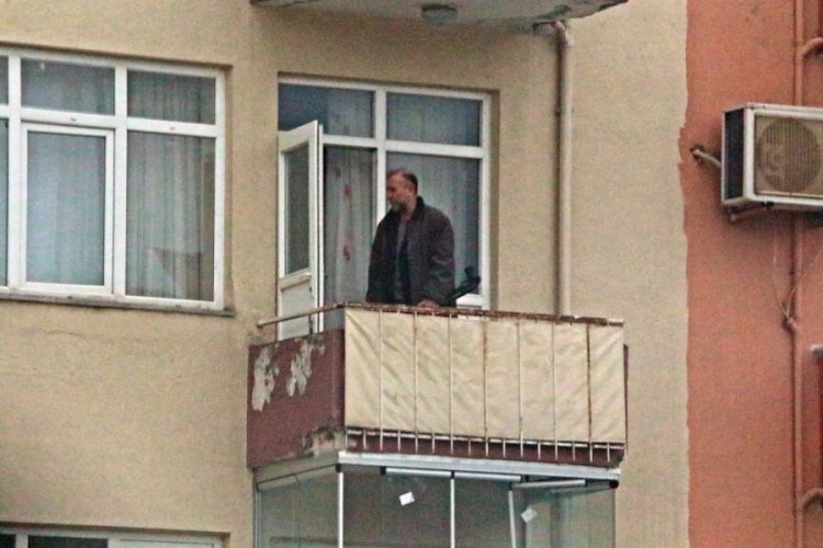 Husumetlisini yaraladığı tüfekle balkona çıktı, açıklama yapıp teslim oldu