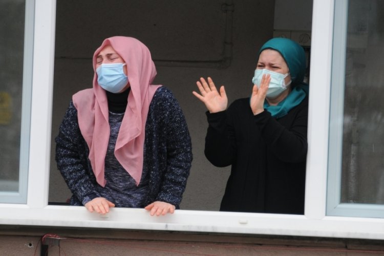 4 saat arayla koronadan ölen çifte hüzünlü uğurlama