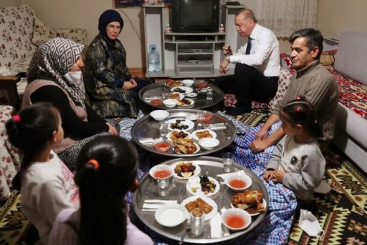 Cumhurbaşkanı Erdoğan, vatandaşın evinde iftar yaptı