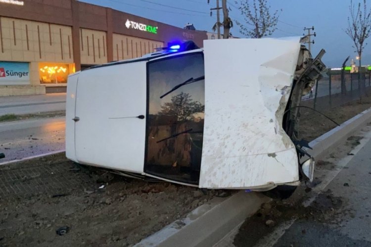 Bursa'da otomobil aydınlatma direğine çarptı: 2 yaralı