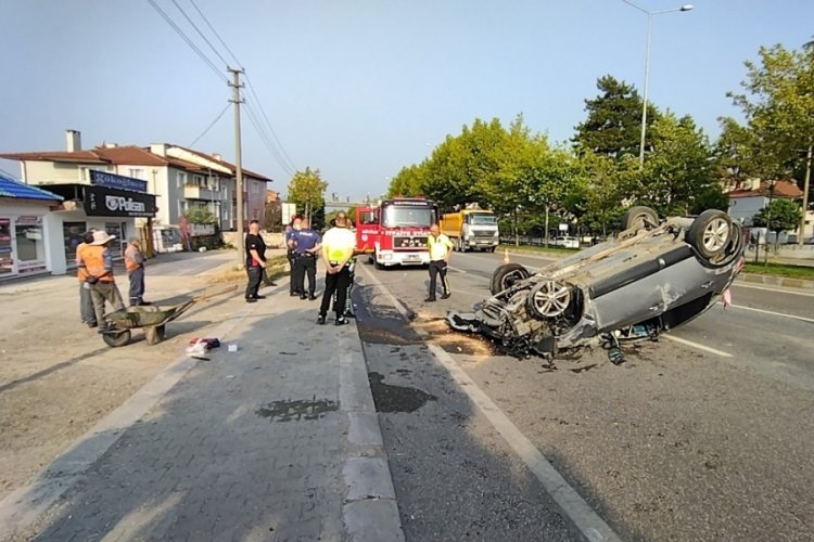 Sakarya da otomobil otobüs durağına çarptı 1 ölü 3 yaralı Güncel