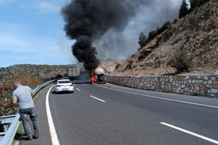 Uşak ta karbondioksit taşıyan tanker alevlere teslim oldu Güncel