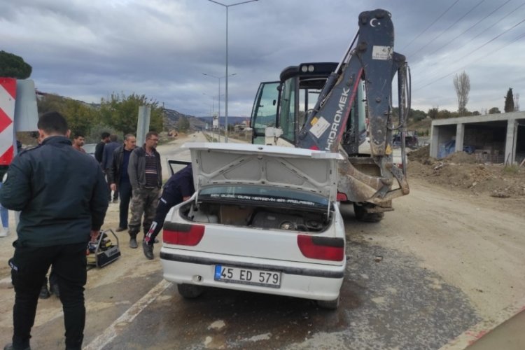 Manisa da otomobil geri manevra yapan iş makinesine çarptı Güncel