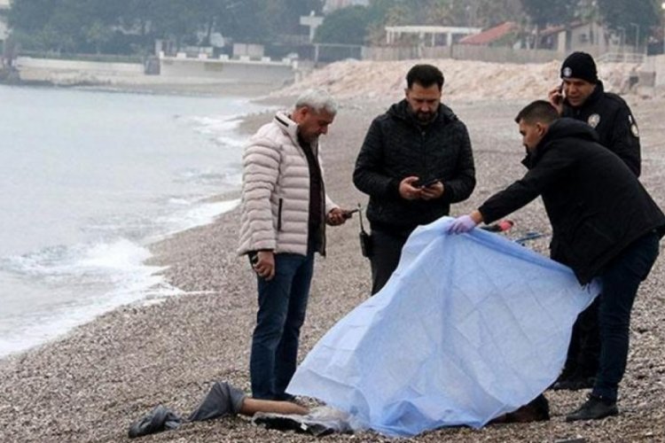 Antalya da sahilde deniz üzerinde yarı çıplak erkek cesedi bulundu