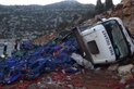 Freni patlayan kamyon kayalıklara çarptı: 2 yaralı