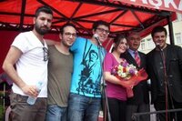 Ünlü oyuncular mezun oldukları okulda gülmekten...