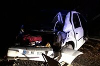 TIR'a çarpıp savrulan otomobil, park halindeki ...