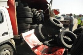 Kazada lastikler yola saçıldı