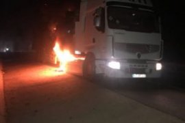 Odun yüklü kamyon alev alev yandı