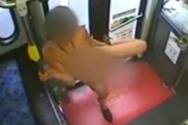 Dansçı kadın, bindiği otobüste tamamen soyunup...