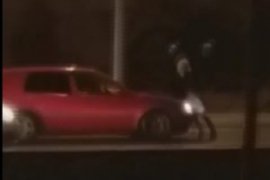 Otomobili kadının üzerine sürdü, büyük tepki gördü