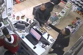 Tırnakçı çift, esnafın korkulu rüyası oldu