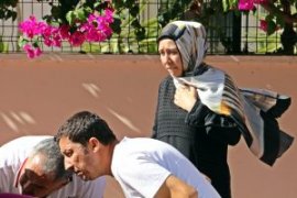 Serseri kurşun hareket halindeki otomobilin ön camına isabet etti