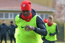 Kayserispor yönetimi Bernard Mensah'ı affetti