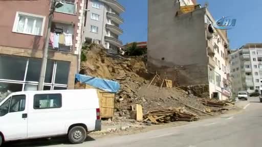 Bursa'da apartmanın altı oyuldu, vatandaşlar korkudan evlerine giremiyor