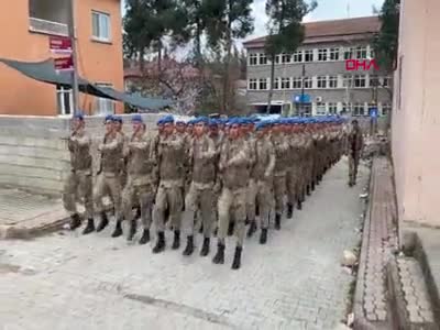 Hatay da görevli askerler komando marşıyla kentten ayrıldı Güncel