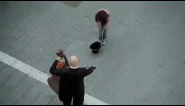 Küçük kız müzisyene bozuk para verdi ve..