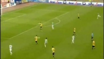 AEK maçında taraftarlar sahaya indi!