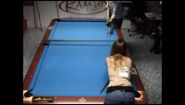 Genç çiftin büyüleyici bilardo gösterisi