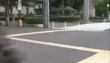 Bisikletle drift yapan maceracı