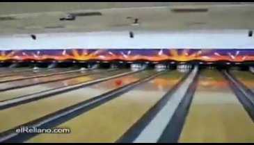 Kafasının üstünde dönerek bowling oynayan adam