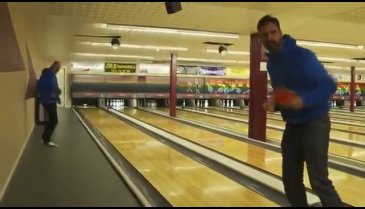 Pinpon topuyla bowling oynayan insanlar