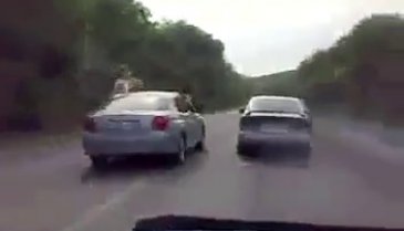 Hareket eden arabanın camından sarkmanın acı sonu