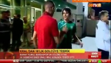 Burak Yılmaz Enes Ünal'ı tebrik etti