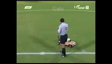 Uzaktan kumandalı araba ile hakeme top servisi!