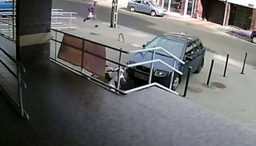Hırsızı kovalayan güvenliğe dikkat